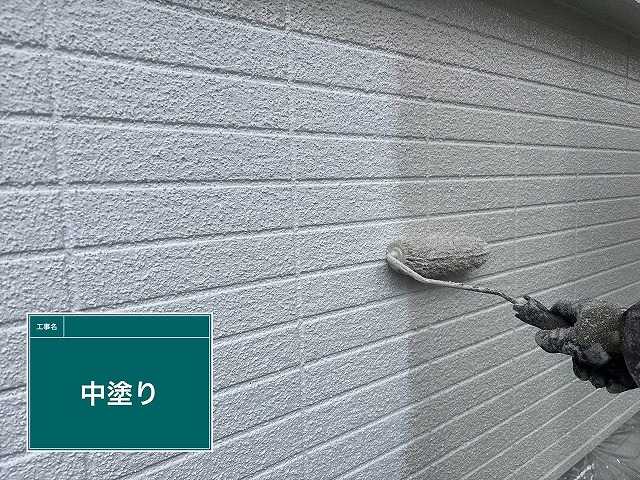 仙台市泉区で外壁塗装、中塗りと上塗りで質感を整えた爽やかなブルーグリーン外壁の仕上げ